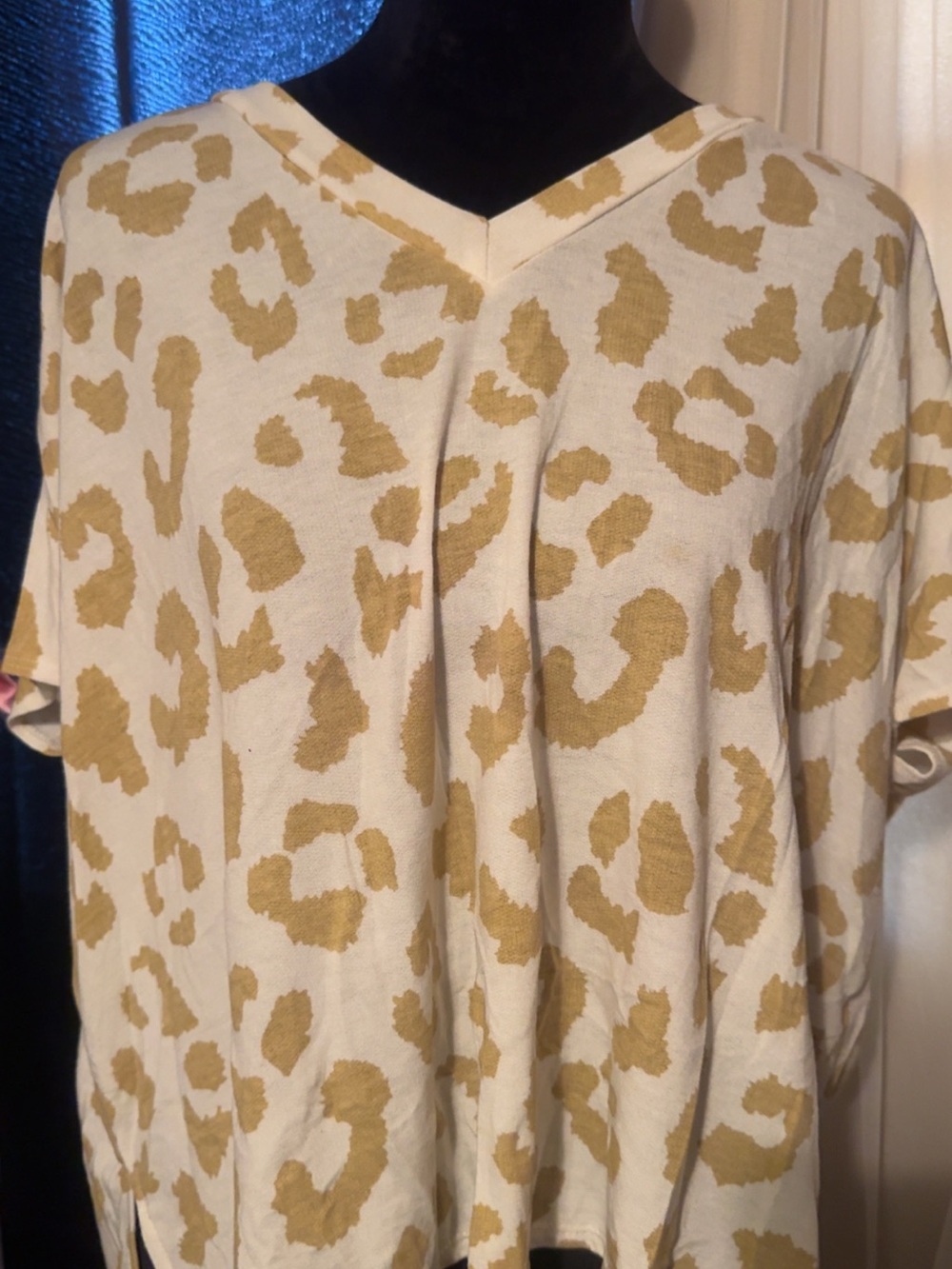 Women’s Cream & Gold Leopard V-Neck Short Sleeve Top